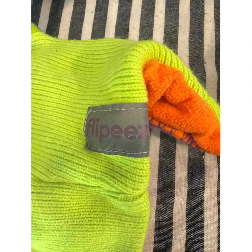 Flipeez Monster Knit Beanie Hat nteractive Flipping Arm Kids One Size